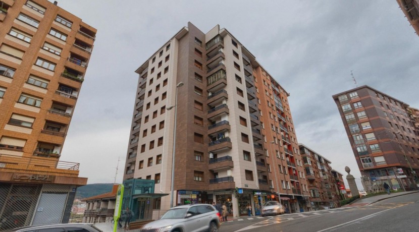 Piso Amplio De 3 Dorm. Con Ascensor Cota Cero y Balcón Con Fachada Ventilada En Zona Burros