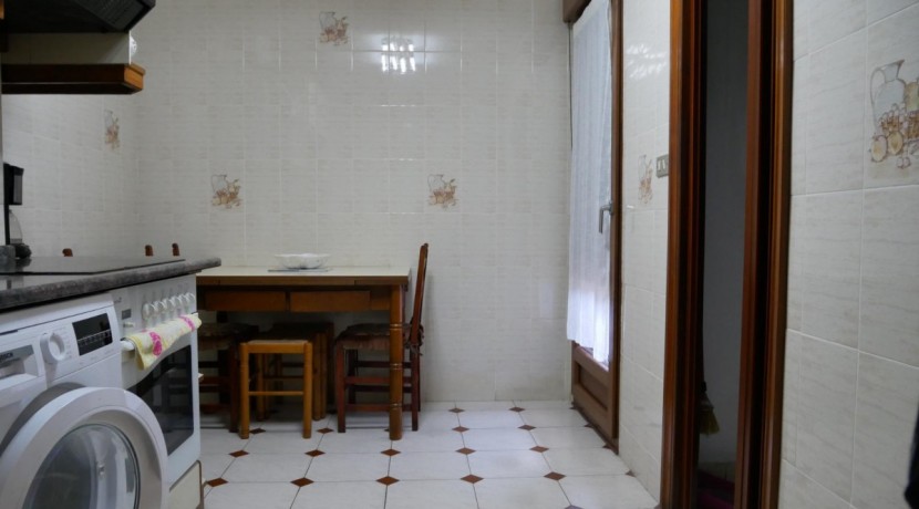 Piso Amplio De 3 Dorm. Con Ascensor Cota Cero y Balcón Con Fachada Ventilada En Zona Burros
