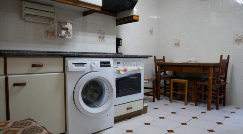 Piso Amplio De 3 Dorm. Con Ascensor Cota Cero y Balcón Con Fachada Ventilada En Zona Burros