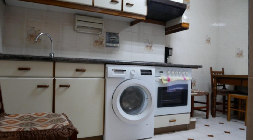 Piso Amplio De 3 Dorm. Con Ascensor Cota Cero y Balcón Con Fachada Ventilada En Zona Burros