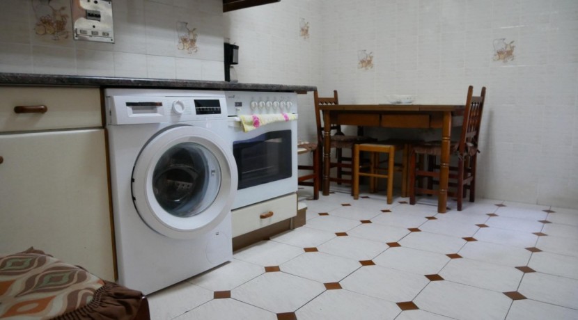 Piso Amplio De 3 Dorm. Con Ascensor Cota Cero y Balcón Con Fachada Ventilada En Zona Burros