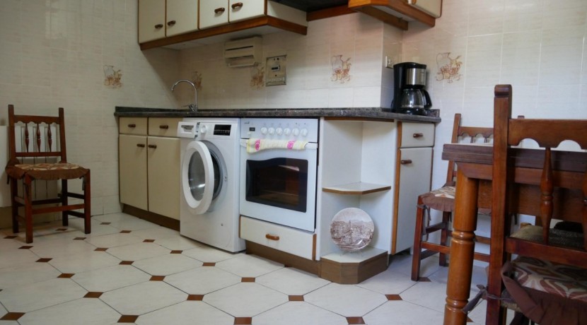 Piso Amplio De 3 Dorm. Con Ascensor Cota Cero y Balcón Con Fachada Ventilada En Zona Burros