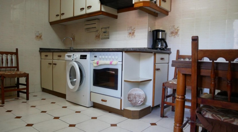 Piso Amplio De 3 Dorm. Con Ascensor Cota Cero y Balcón Con Fachada Ventilada En Zona Burros