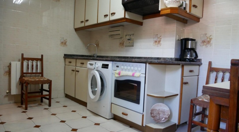 Piso Amplio De 3 Dorm. Con Ascensor Cota Cero y Balcón Con Fachada Ventilada En Zona Burros