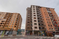 Piso Amplio De 3 Dorm. Con Ascensor Cota Cero y Balcón Con Fachada Ventilada En Zona Burros