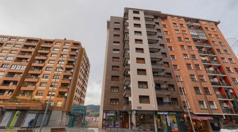 Piso Amplio De 3 Dorm. Con Ascensor Cota Cero y Balcón Con Fachada Ventilada En Zona Burros