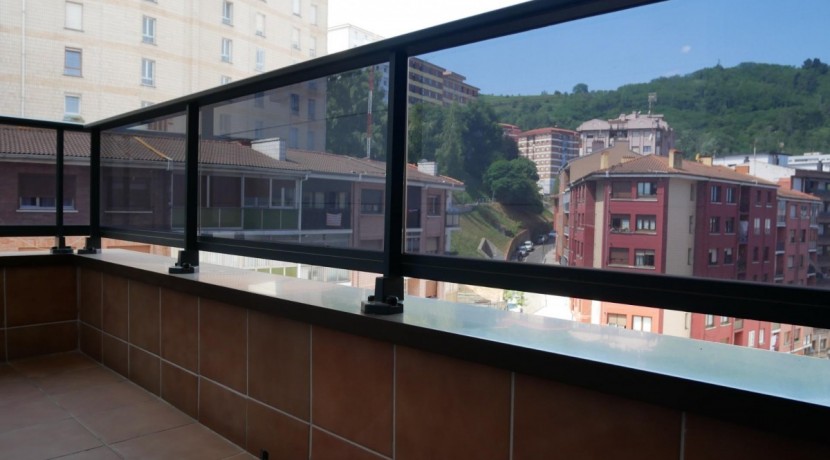 Piso Amplio De 3 Dorm. Con Ascensor Cota Cero y Balcón Con Fachada Ventilada En Zona Burros