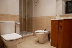 Piso Amplio De 3 Dorm. Con Ascensor Cota Cero y Balcón Con Fachada Ventilada En Zona Burros