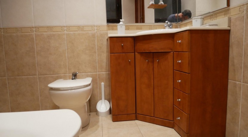 Piso Amplio De 3 Dorm. Con Ascensor Cota Cero y Balcón Con Fachada Ventilada En Zona Burros