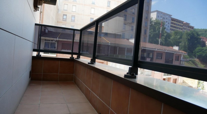 Piso Amplio De 3 Dorm. Con Ascensor Cota Cero y Balcón Con Fachada Ventilada En Zona Burros