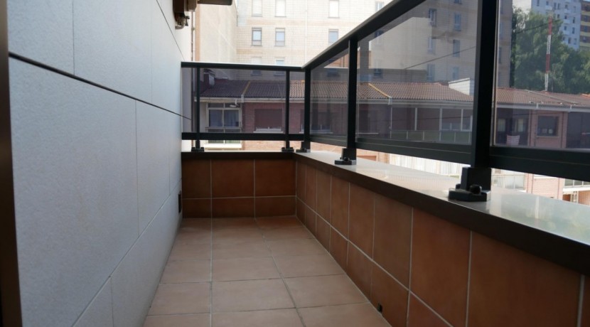 Piso Amplio De 3 Dorm. Con Ascensor Cota Cero y Balcón Con Fachada Ventilada En Zona Burros