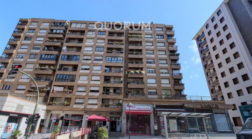 Piso Amplio y Luminoso De 3 Dormitorios con Ascensor Cota 0, Trastero Incluido y Parcela de Garaje Opcional En Zona Burros