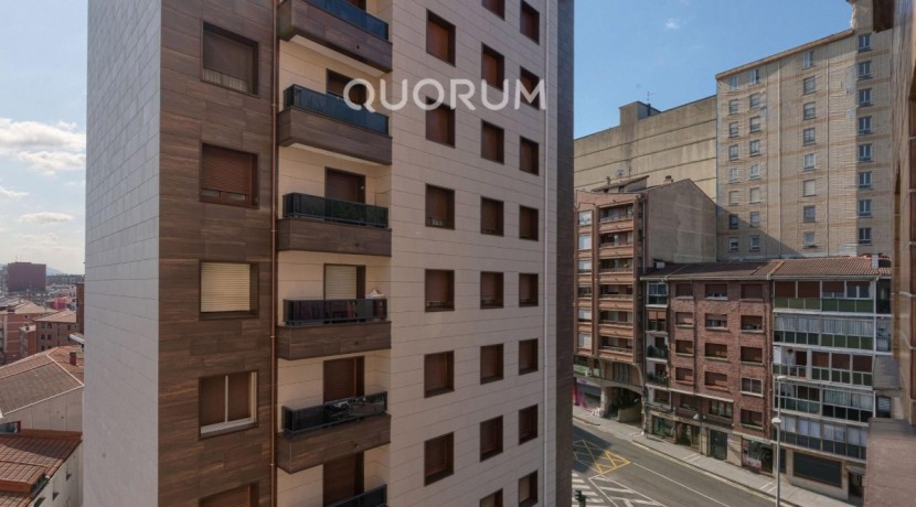 Piso Amplio y Luminoso De 3 Dormitorios con Ascensor Cota 0, Trastero Incluido y Parcela de Garaje Opcional En Zona Burros