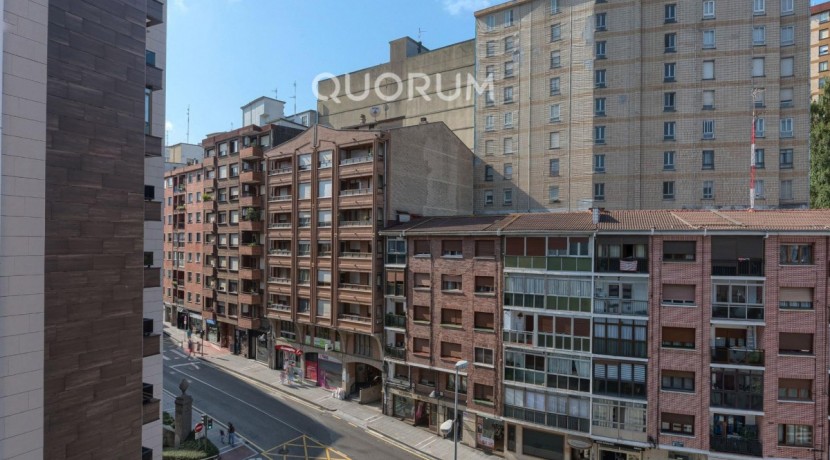 Piso Amplio y Luminoso De 3 Dormitorios con Ascensor Cota 0, Trastero Incluido y Parcela de Garaje Opcional En Zona Burros