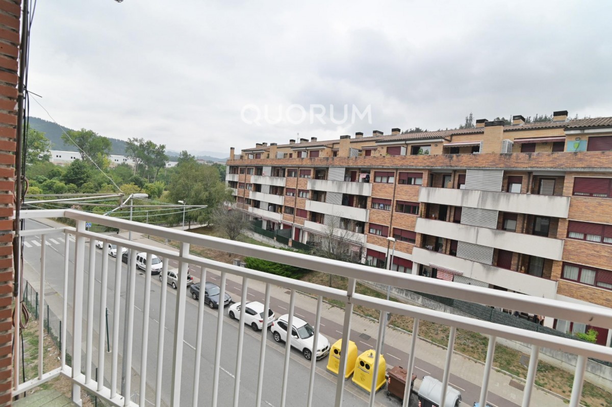 Piso Con Ascensor De 3 Habitaciones Y Balcón En El Centro De Usansolo