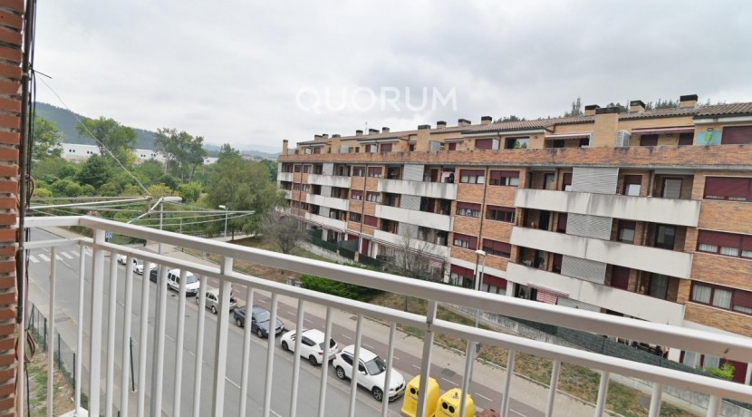 Piso Con Ascensor De 3 Habitaciones Y Balcón En El Centro De Usansolo