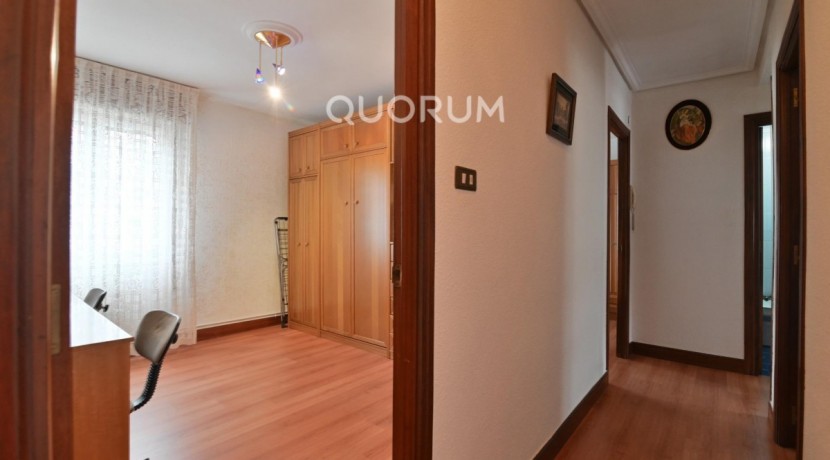Piso Con Ascensor De 3 Habitaciones Y Balcón En El Centro De Usansolo