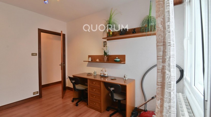 Piso Con Ascensor De 3 Habitaciones Y Balcón En El Centro De Usansolo