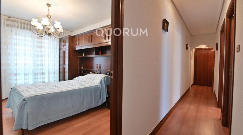 Piso Con Ascensor De 3 Habitaciones Y Balcón En El Centro De Usansolo