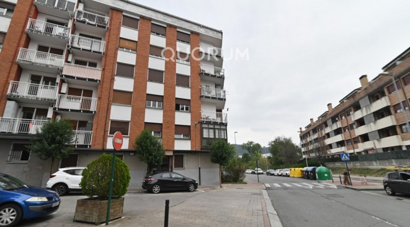 Piso Con Ascensor De 3 Habitaciones Y Balcón En El Centro De Usansolo