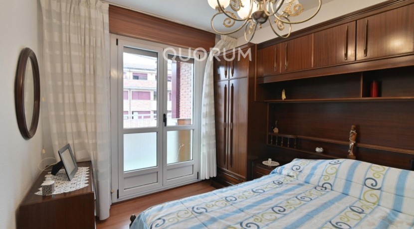 Piso Con Ascensor De 3 Habitaciones Y Balcón En El Centro De Usansolo