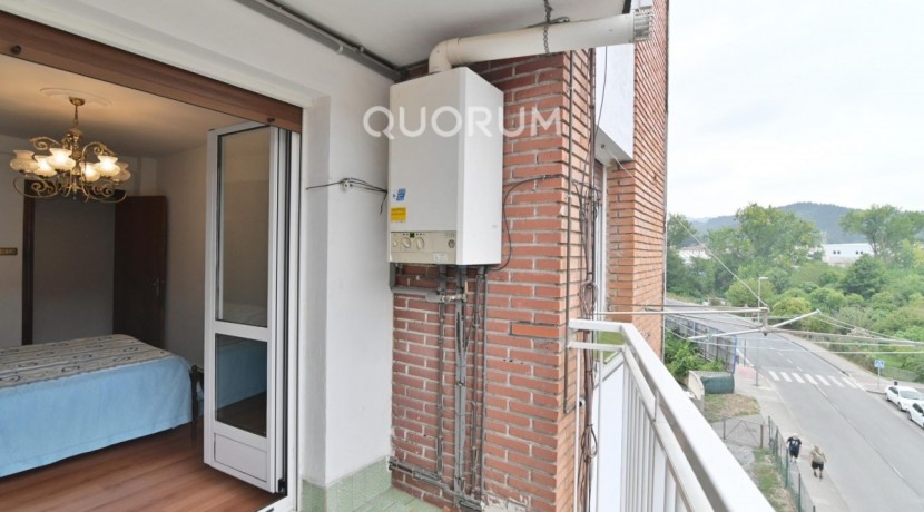 Piso Con Ascensor De 3 Habitaciones Y Balcón En El Centro De Usansolo
