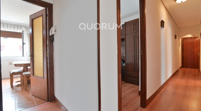 Piso Con Ascensor De 3 Habitaciones Y Balcón En El Centro De Usansolo