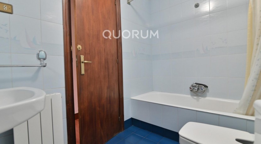 Piso Con Ascensor De 3 Habitaciones Y Balcón En El Centro De Usansolo