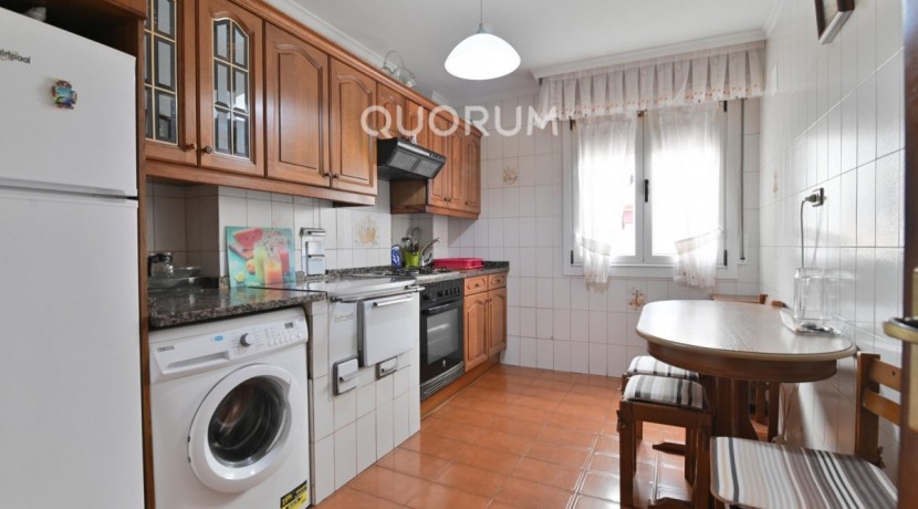 Piso Con Ascensor De 3 Habitaciones Y Balcón En El Centro De Usansolo