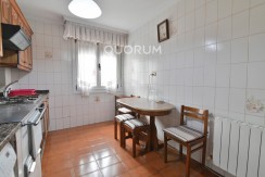 Piso Con Ascensor De 3 Habitaciones Y Balcón En El Centro De Usansolo
