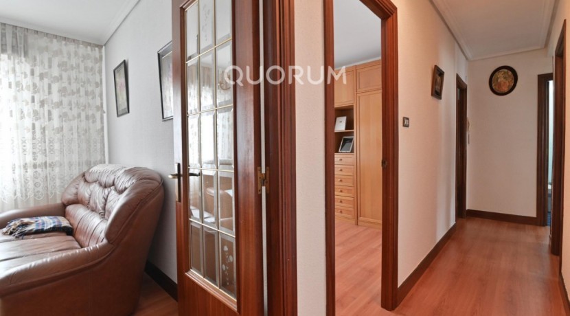 Piso Con Ascensor De 3 Habitaciones Y Balcón En El Centro De Usansolo