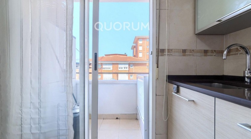 Piso Luminoso REFORMADO De 3 Dormitorios Con Ascensor y Balcón En Zona Kalero