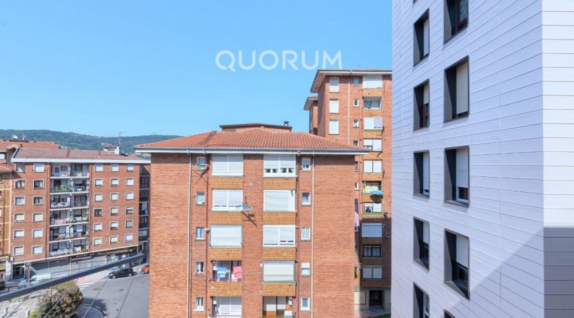 Piso Luminoso REFORMADO De 3 Dormitorios Con Ascensor y Balcón En Zona Kalero