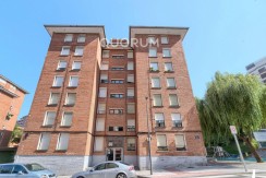 Piso Luminoso REFORMADO De 3 Dormitorios Con Ascensor y Balcón En Zona Kalero