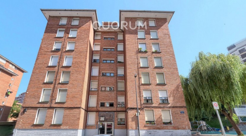 Piso Luminoso REFORMADO De 3 Dormitorios Con Ascensor y Balcón En Zona Kalero