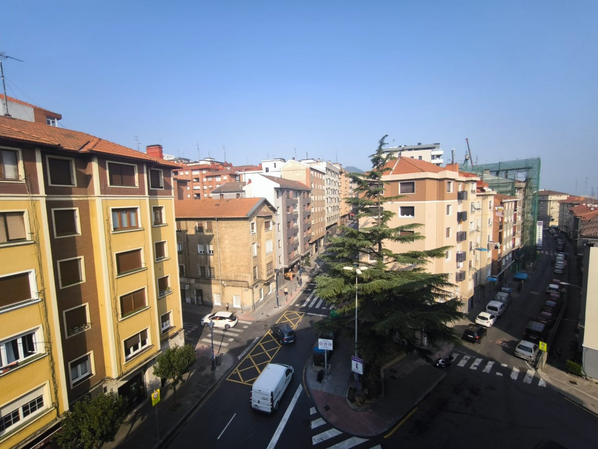 Se Vende Piso De 2 Habitaciones Y Un Baño Muy Centrico En Portugalete Con Provision De Ascensor