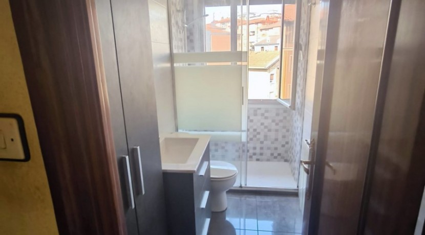 Se Vende Piso De 2 Habitaciones Y Un Baño Muy Centrico En Portugalete Con Provision De Ascensor