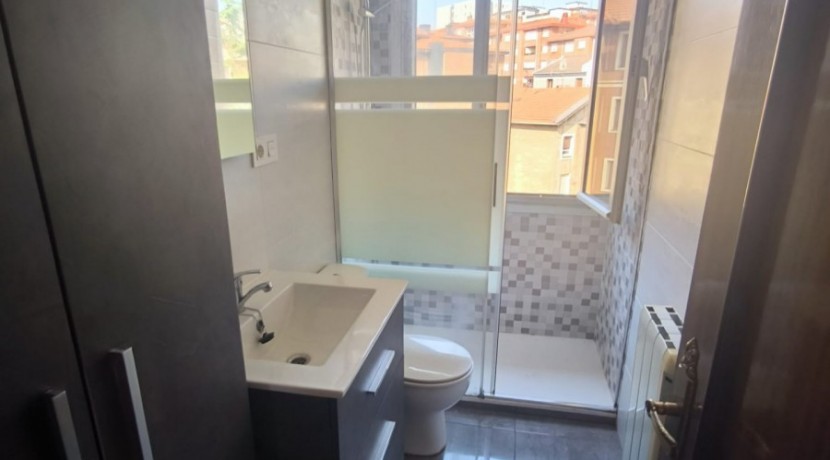 Se Vende Piso De 2 Habitaciones Y Un Baño Muy Centrico En Portugalete Con Provision De Ascensor