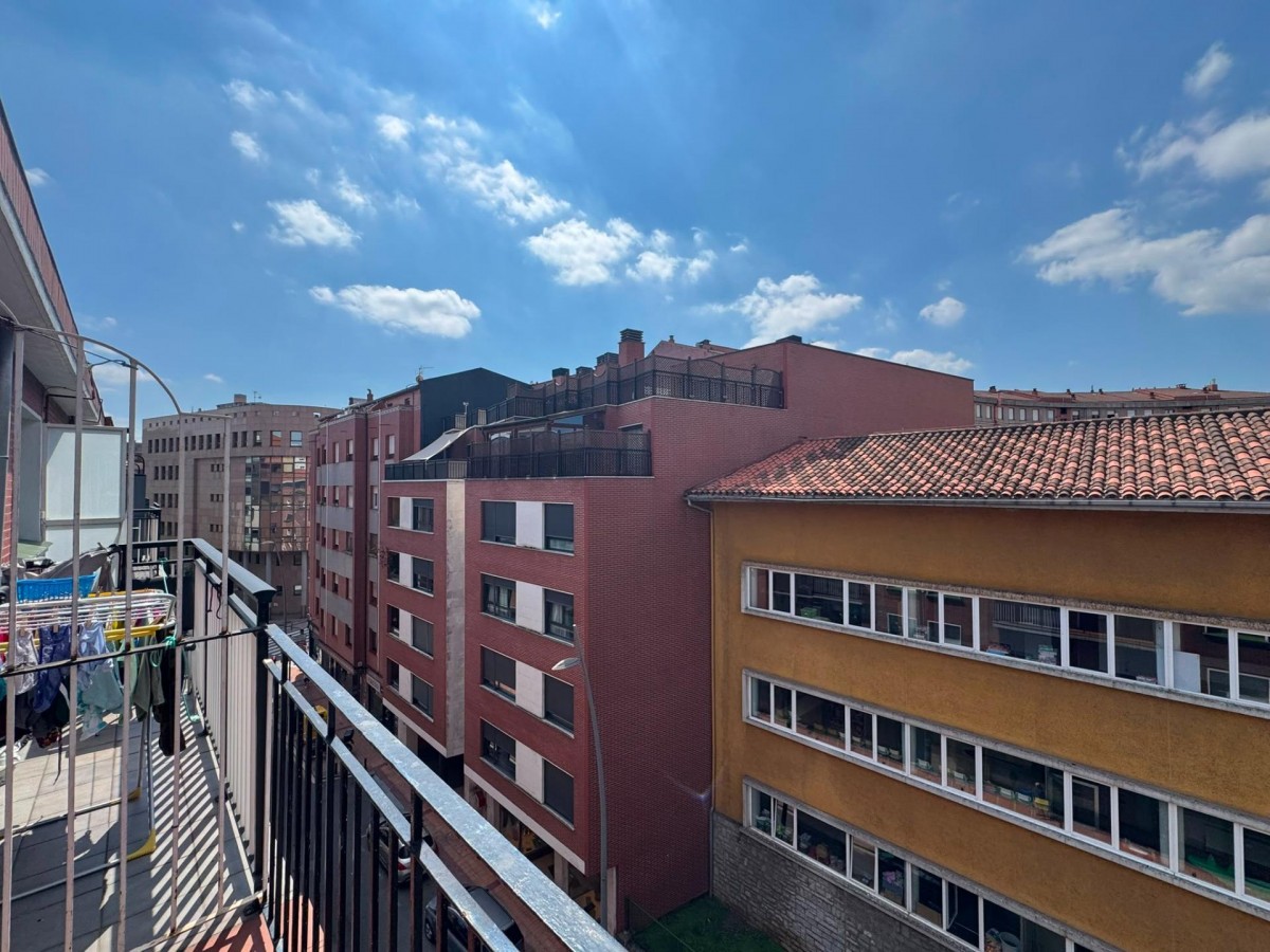 TRES HABITACIONES CON TERRAZA EN EL CENTRO DE BARAKALDO