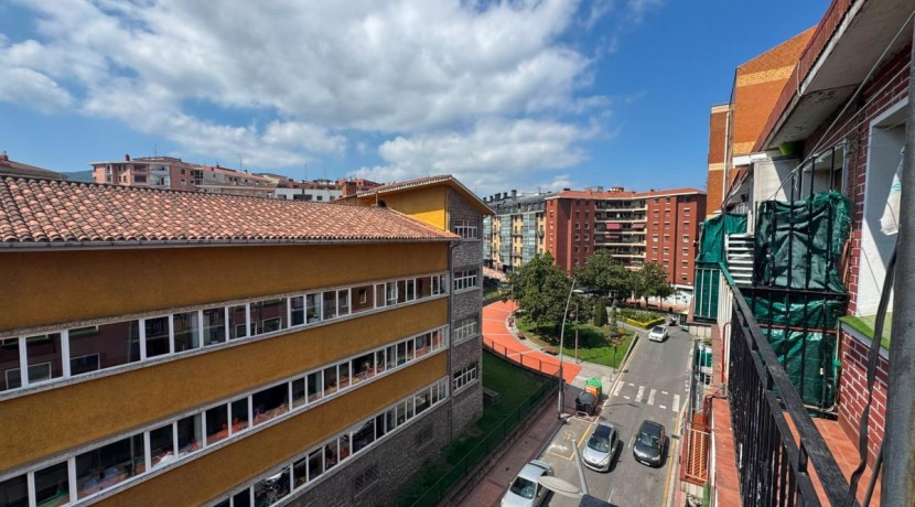 TRES HABITACIONES CON TERRAZA EN EL CENTRO DE BARAKALDO