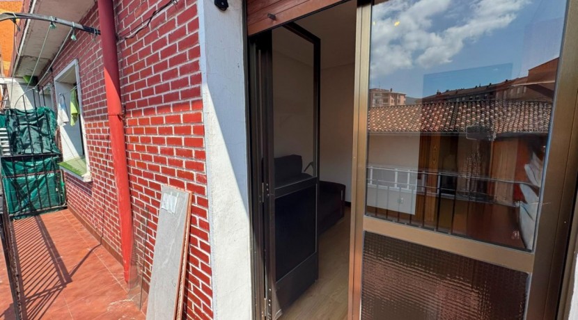 TRES HABITACIONES CON TERRAZA EN EL CENTRO DE BARAKALDO