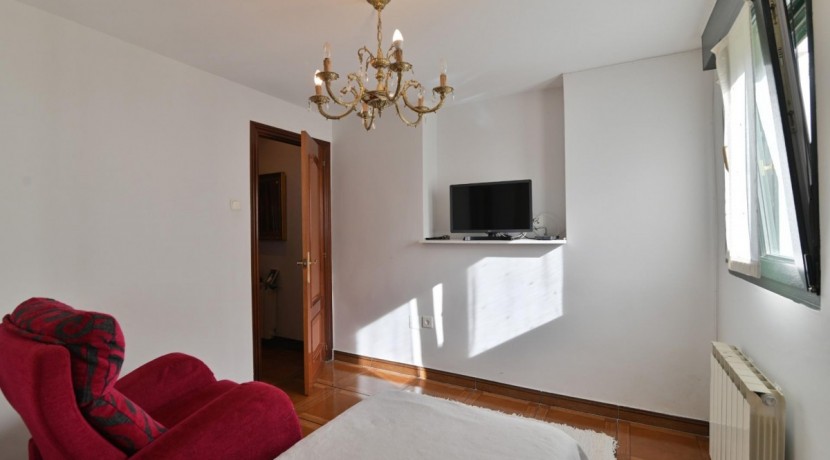Adosado De 3 Habitaciones Y Jardín En Olabarrieta