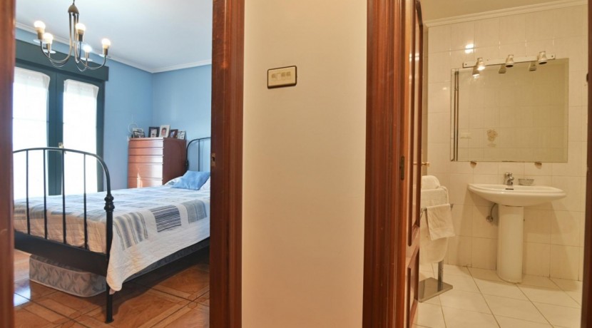 Adosado De 3 Habitaciones Y Jardín En Olabarrieta
