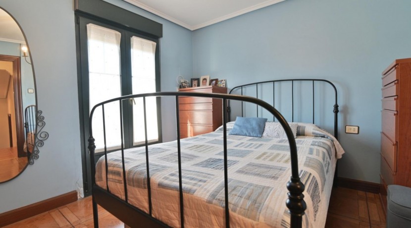 Adosado De 3 Habitaciones Y Jardín En Olabarrieta