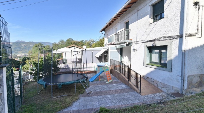 Adosado De 3 Habitaciones Y Jardín En Olabarrieta