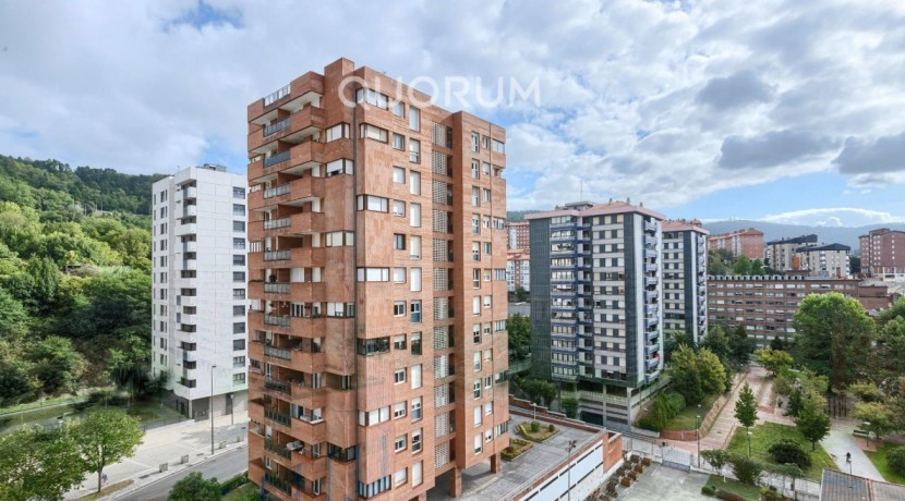 Amplio Piso con Gran Altura y Luminoso De 4 Dormitorios Con Balcón, Ascensor y Garaje y Trastero incluidos en Zona Txurdinaga