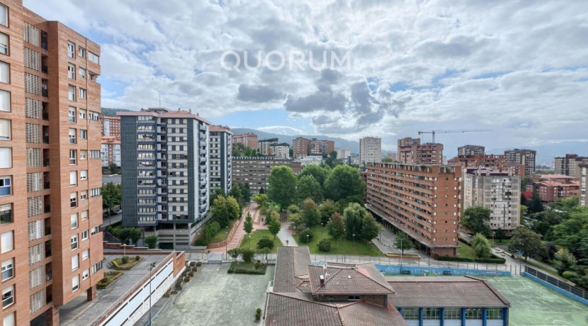 Amplio Piso con Gran Altura y Luminoso De 4 Dormitorios Con Balcón, Ascensor y Garaje y Trastero incluidos en Zona Txurdinaga