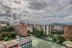 Amplio Piso con Gran Altura y Luminoso De 4 Dormitorios Con Balcón, Ascensor y Garaje y Trastero incluidos en Zona Txurdinaga