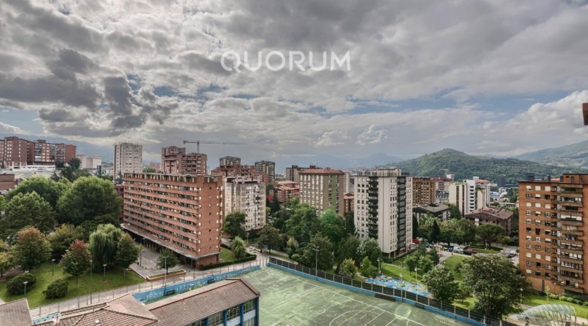 Amplio Piso con Gran Altura y Luminoso De 4 Dormitorios Con Balcón, Ascensor y Garaje y Trastero incluidos en Zona Txurdinaga
