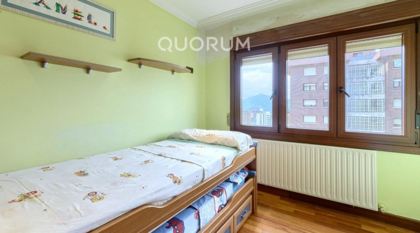 Amplio Piso con Gran Altura y Luminoso De 4 Dormitorios Con Balcón, Ascensor y Garaje y Trastero incluidos en Zona Txurdinaga